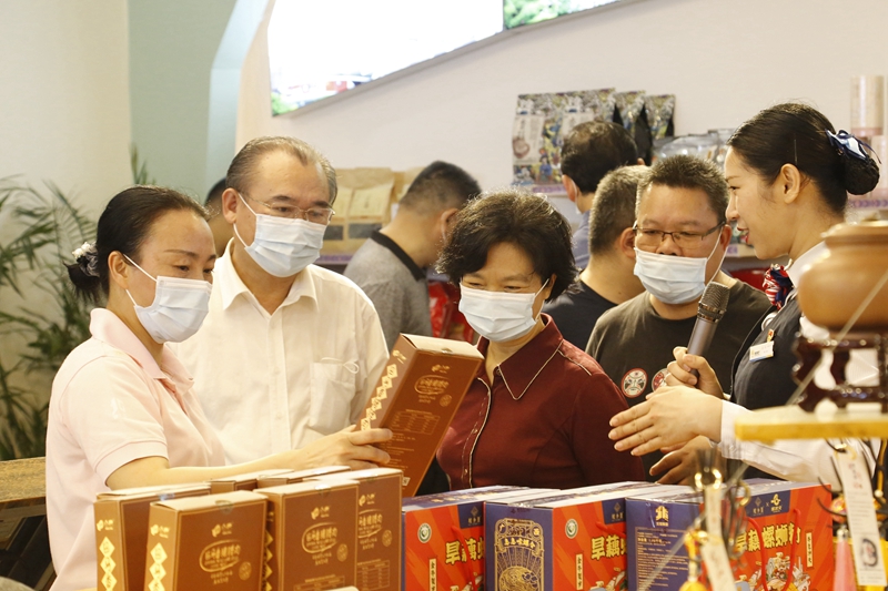 10.參觀那馬服務(wù)區(qū)扶貧產(chǎn)品展銷廳，此為廣西高速公路第一家扶貧產(chǎn)品展銷廳.JPG