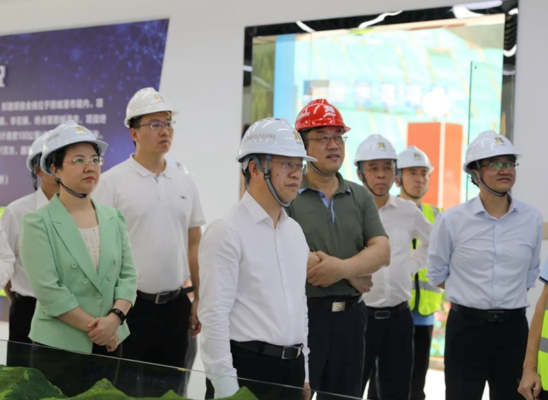 譚丕創(chuàng)（左二）、唐軼昂（左一）聽取項目情況介紹.jpg