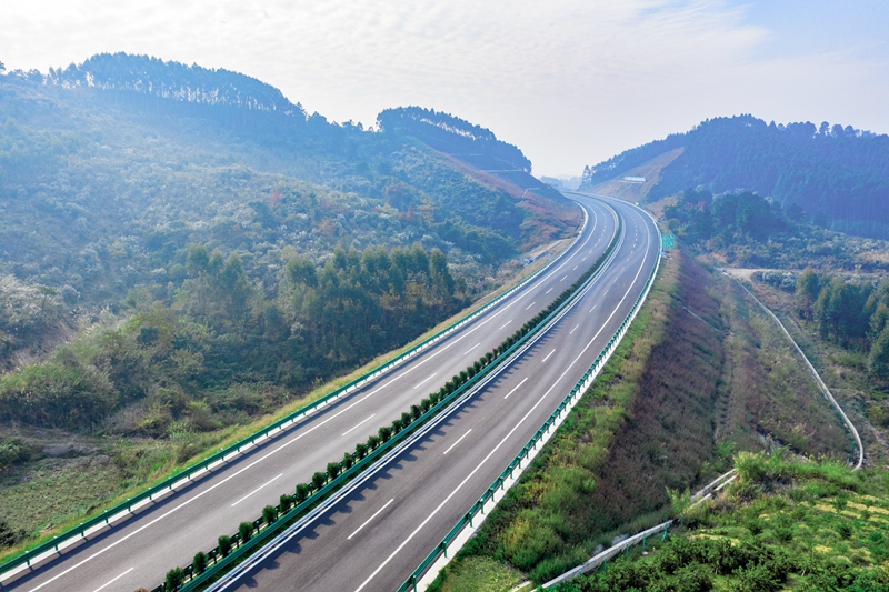 6.高速公路與群山相連，植被覆蓋率高，與原生態(tài)環(huán)境恢復有機結合.jpg