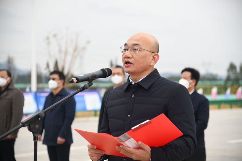 自治區(qū)交通運輸廳黨組成員、總工程師陳津維宣布通車.jpg