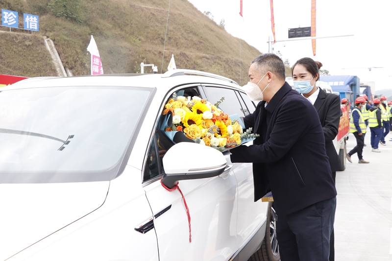 廣西新發(fā)展交通集團黨委書記、董事長陳開群為第一輛通車車輛送上鮮花.JPG